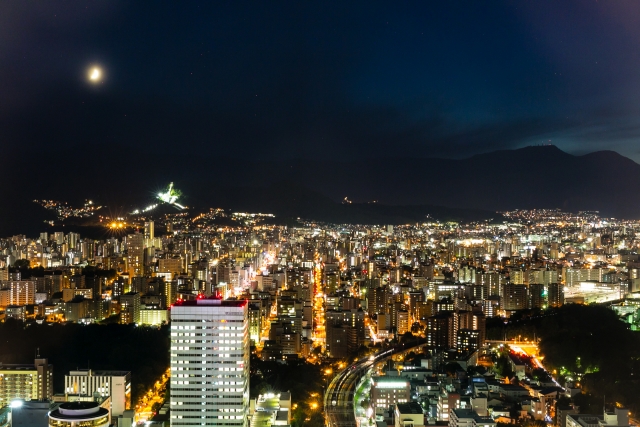 広角レンズで撮影された札幌の夜景