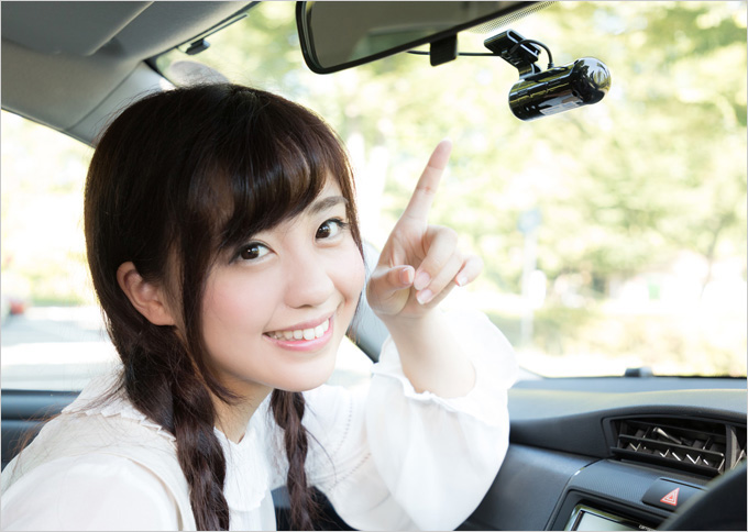 ドライブレコーダーを指す女性