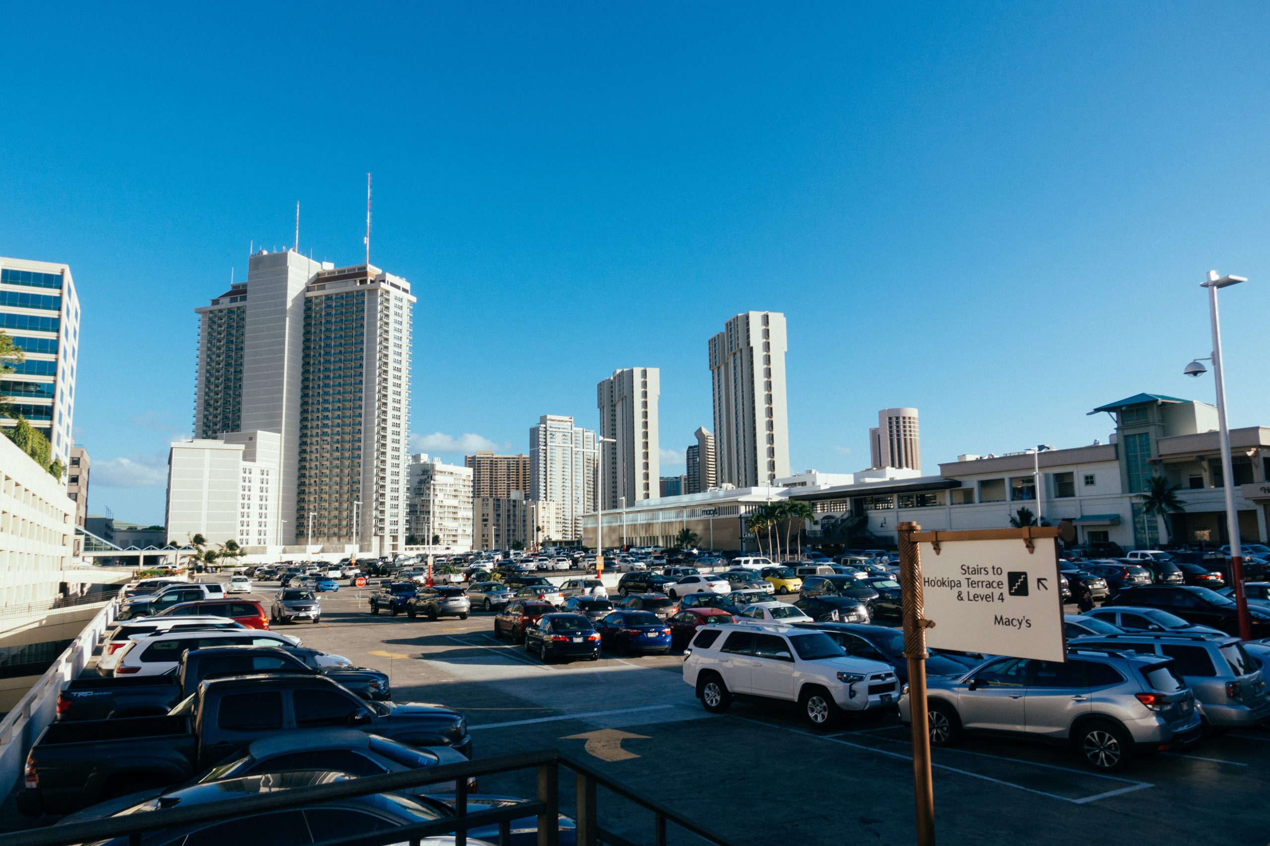 大型商業施設の駐車場の画像