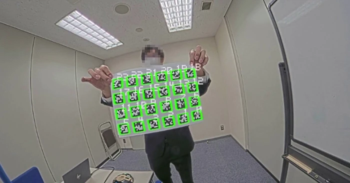 24個のARマーカーを並べた紙を掲げ、すべてに枠と番号が付いている画面